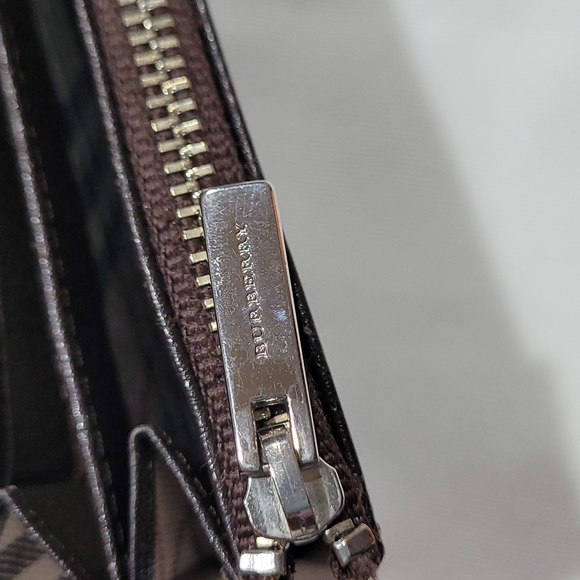 Burberry pebbled Leather bifold Wallet - Picture 15 of 16